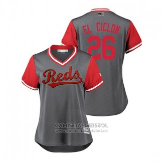 Camiseta Beisbol Mujer Cincinnati Reds Raisel Iglesias 2018 LLWS Players Weekend El Ciclon Gris