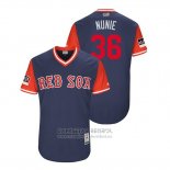Camiseta Beisbol Hombre Boston Red Sox Eduardo Nunez 2018 LLWS Players Weekend Nunie Azul