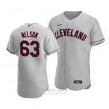 Camiseta Beisbol Hombre Cleveland Indians Kyle Nelson Autentico Road 2020 Gris