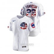 Camiseta Beisbol Hombre Chicago Cubs Ryne Sandberg 2020 Stars & Stripes 4th of July Blanco