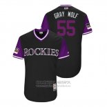 Camiseta Beisbol Hombre Colorado Rockies Jon Gray 2018 LLWS Players Weekend Gris Wolf Negro
